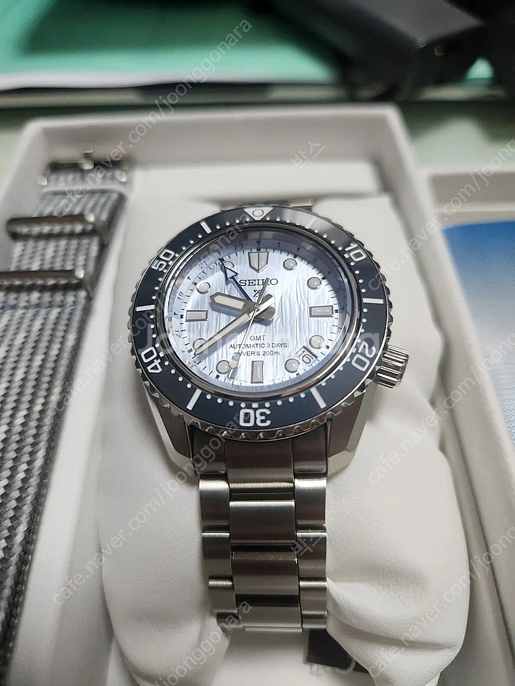 세이코 SEIKO 다이버 GMT 한정판 SPB385J1...--0