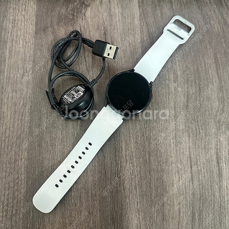 갤럭시 워치4 블랙 44mm 케이블포함 8만원 판매합니...--0