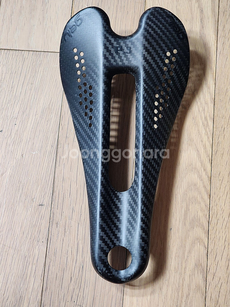 카본 안장 팝니다. gule p3 안장66g--1