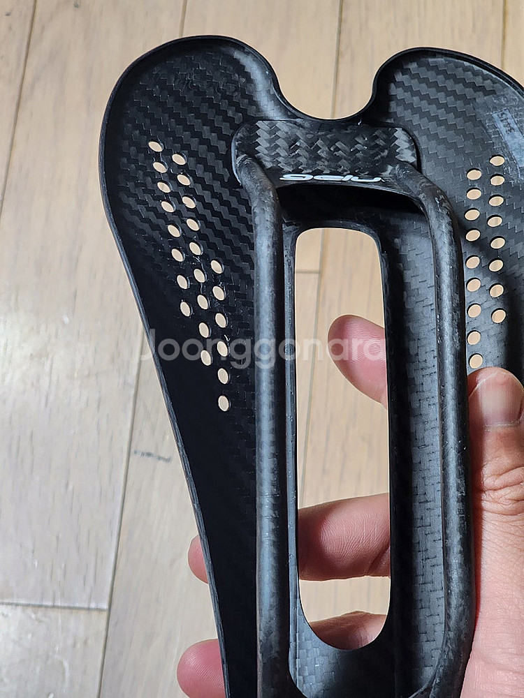 카본 안장 팝니다. gule p3 안장66g--2