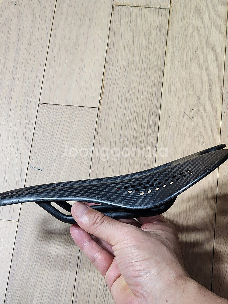 카본 안장 팝니다. gule p3 안장66g--4