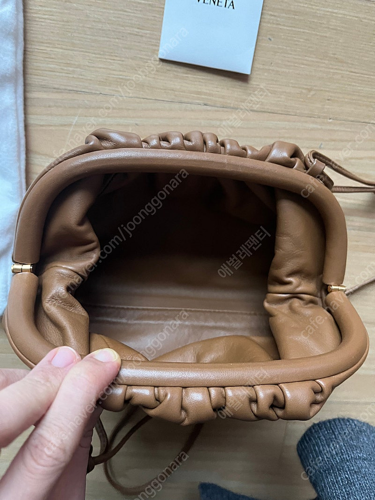 보테가베네타 만두백 미니파우치 카멜--4