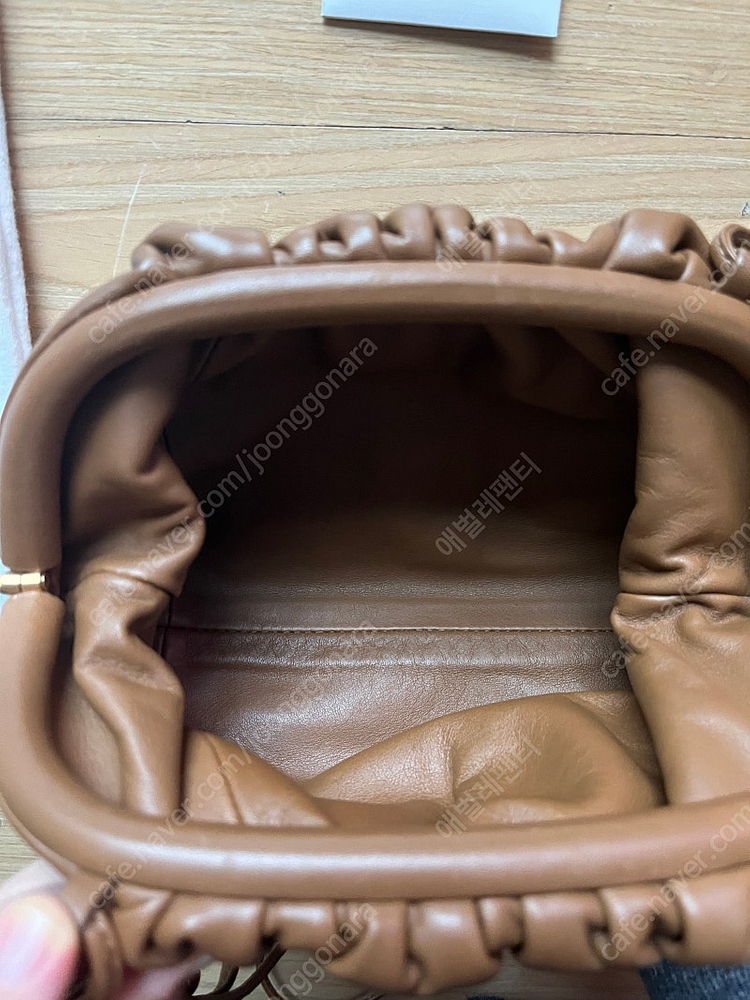 보테가베네타 만두백 미니파우치 카멜--5