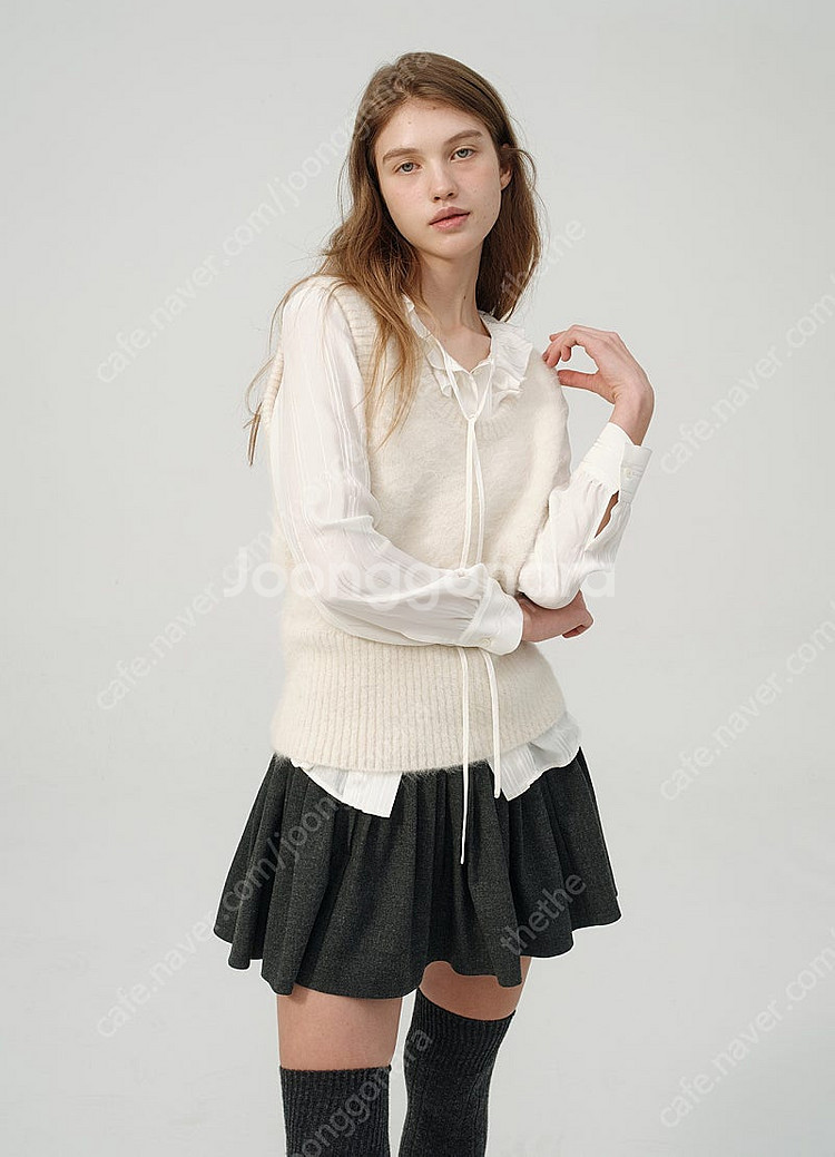 더바넷 알파카 니트 베스트 아이보리 Alpaca U-Neck Knit Vest--4