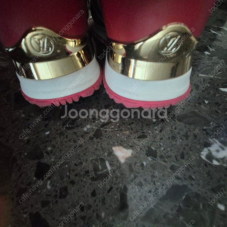 루이비통 루이비퉁 런어웨이 스니커즈 레드 금장로고--5