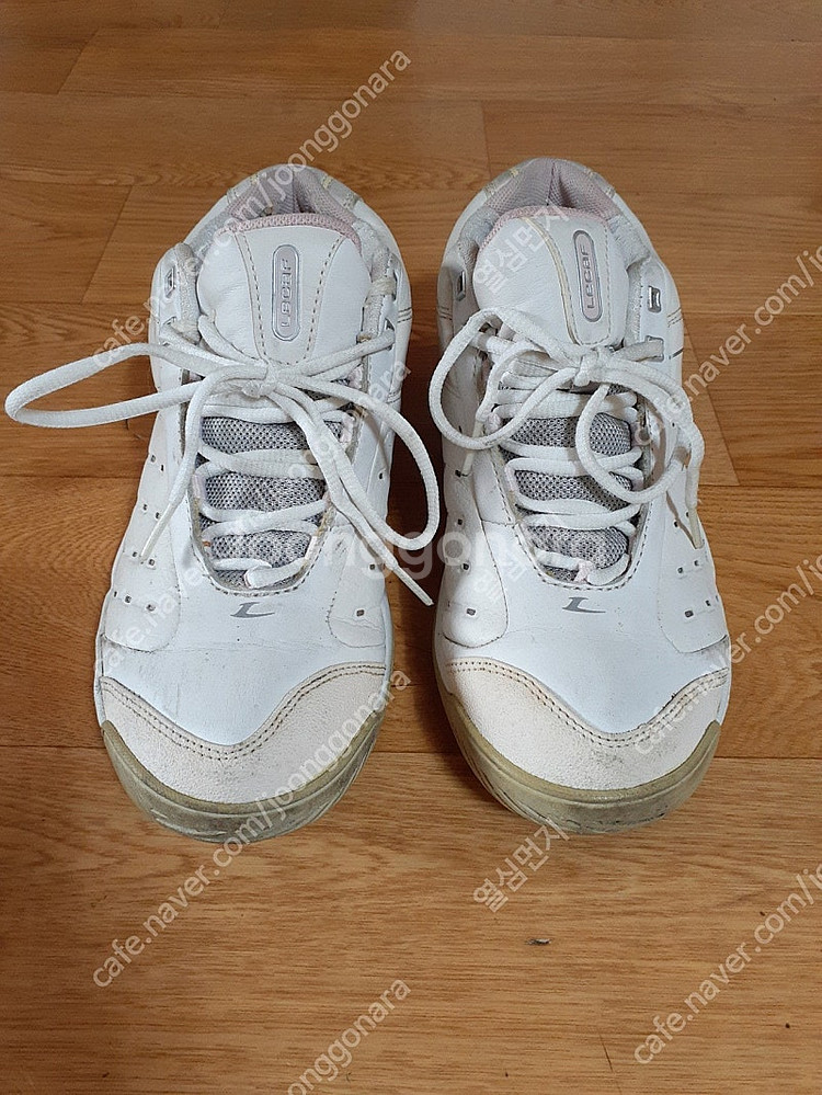 르까프 운동화 사이즈240 필요하신 분들은 편하게 보세요 10000원 직거래 가능해요--0