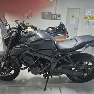 부산에서 23년식 cb650r 팝니다