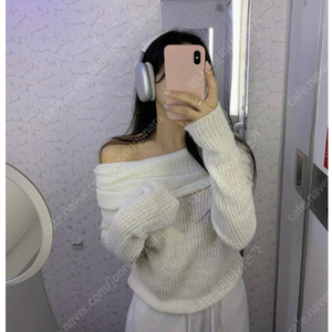 리즈 밀크 오프숄더 니트 아이보리 Milk offshoulder knit ivory