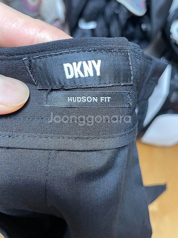 DKNY 블랙 슬랙스 32 & 34사이즈 팝니다--0