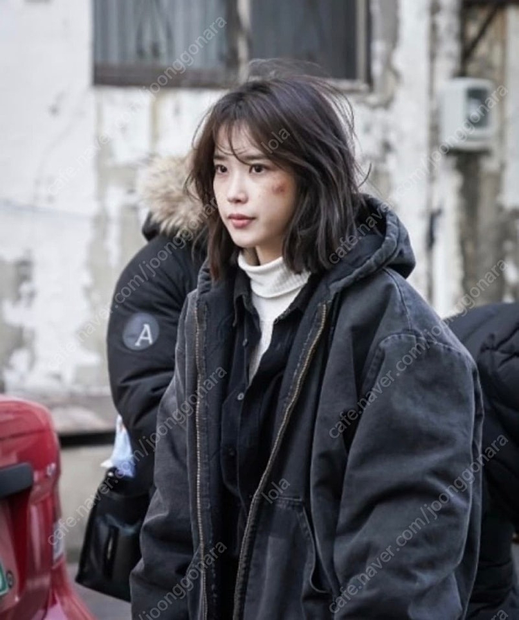 아이유 칼하트 액티브 자켓 이미지