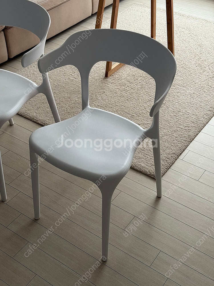 하얀색 의자 2개--1