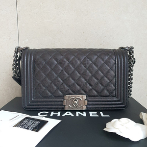 샤넬 보이백 미듐 캐비어 은장