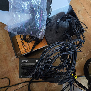 맥스엘리트 duke 1000w atx3.1 플래티넘 파워 팝니다.