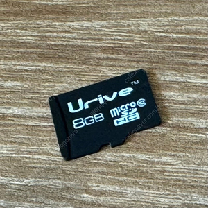 Urive 마이크로 SD HC 메모리카드 팝니다. 용량은 8GB 8기가입니다.