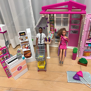 바비인형. 캠핑카. 집. 마트.