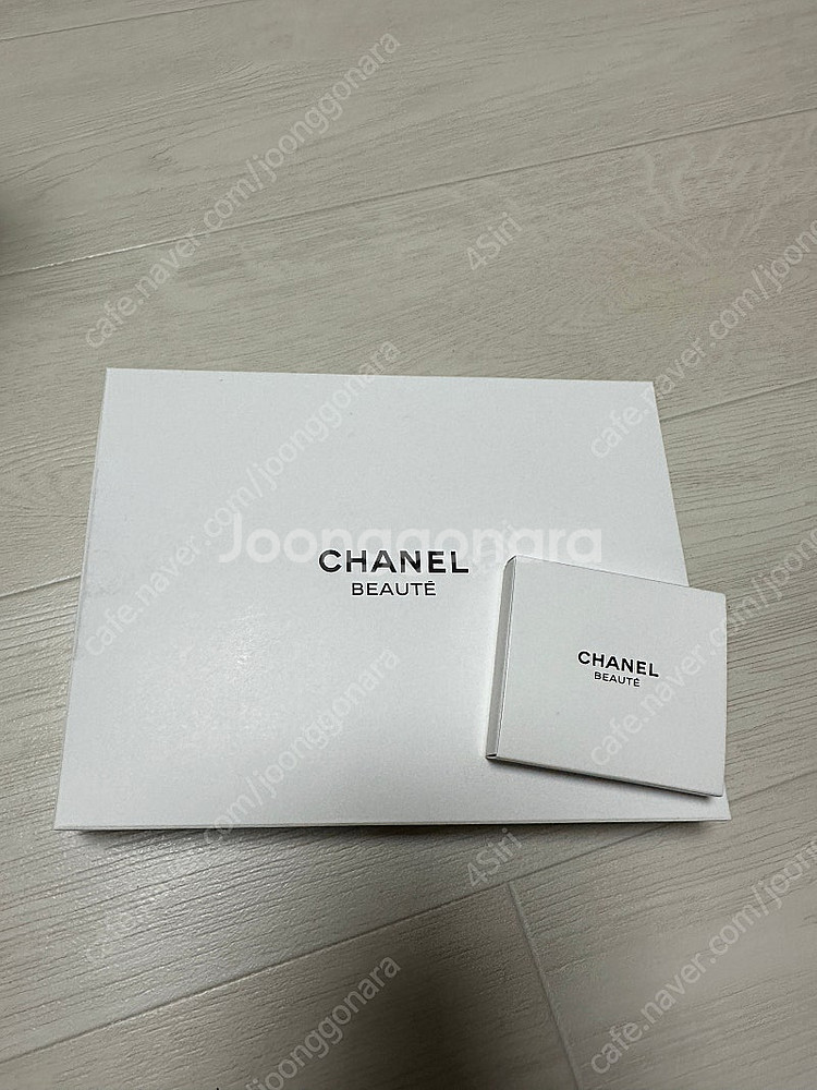 샤넬뷰티 파우치+브로치 팝니다(블랙등급)--1