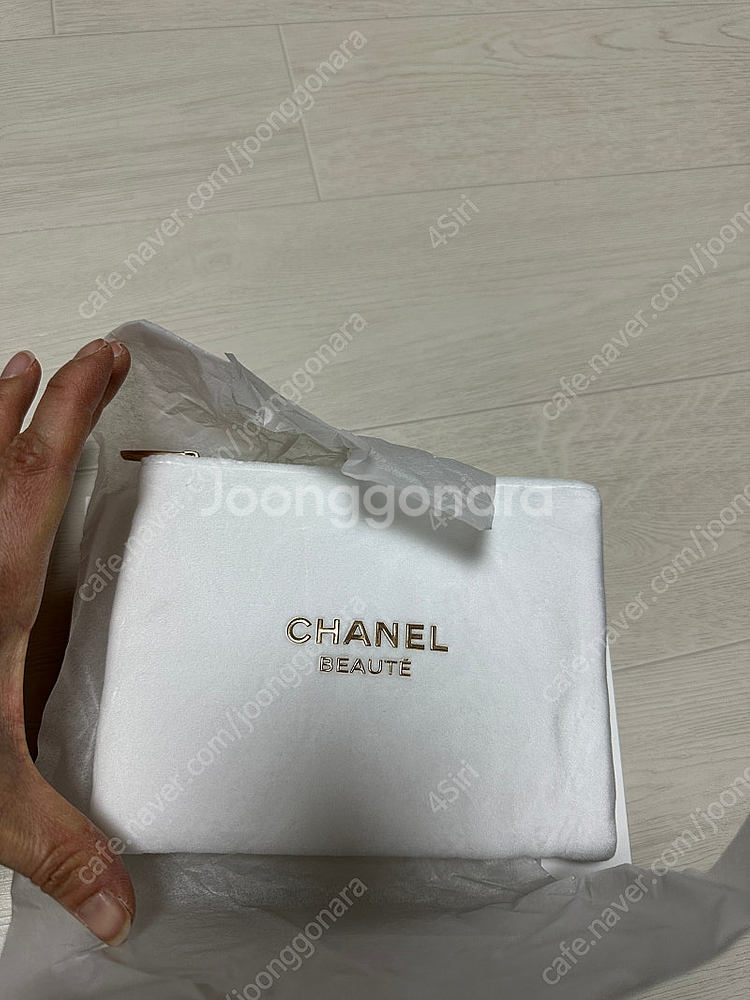 샤넬뷰티 파우치+브로치 팝니다(블랙등급)--3