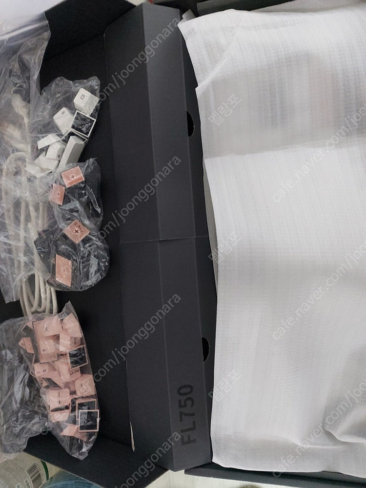 FL-ESPORTS FL750 화이트올리비아 키보드 팔아요. 이미지