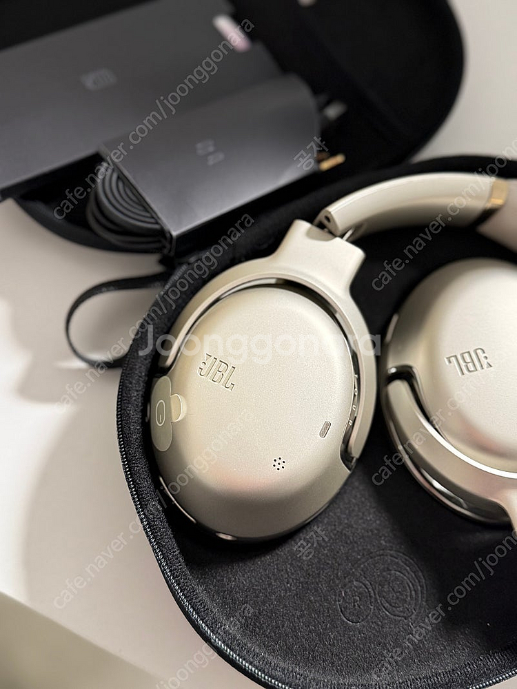 JBL TOUR ONE M2 샴페인 색상--4