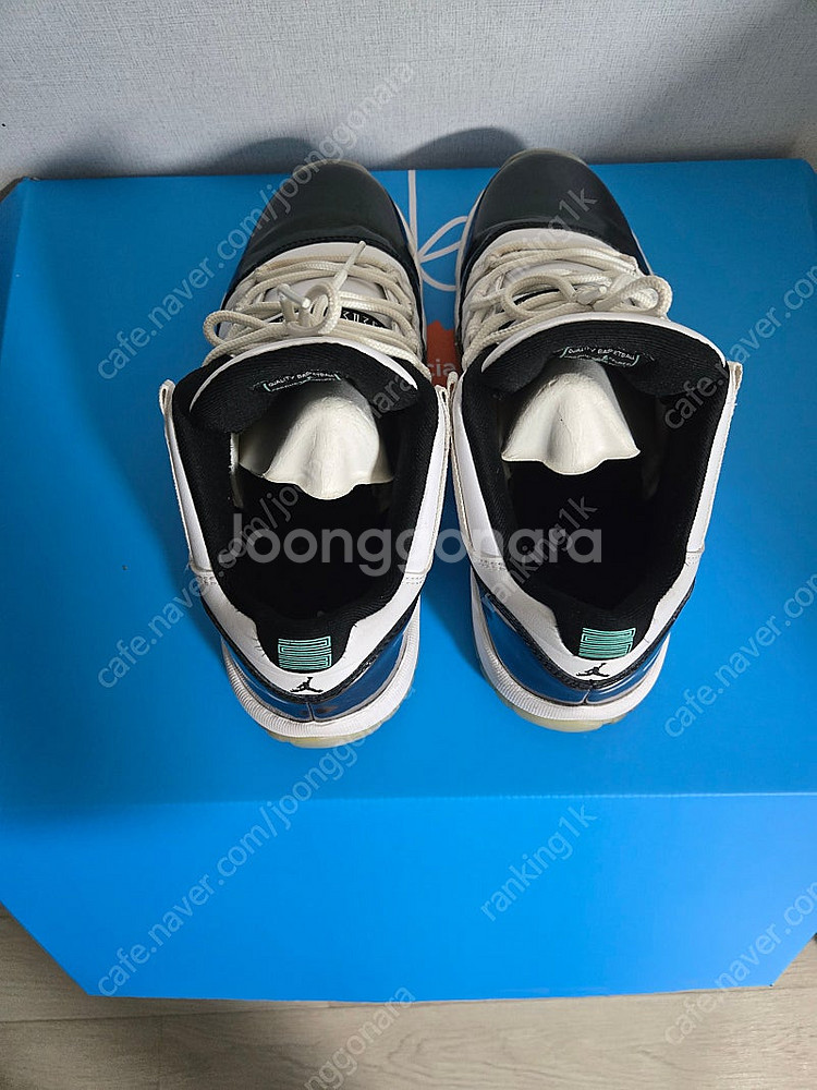 조던11 이스터 250size 판매합니다.--2