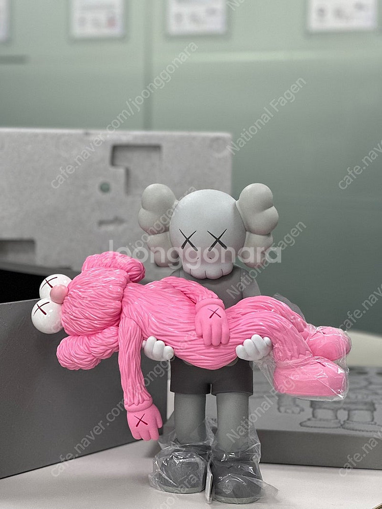 카우스KAWS 곤 피규어 그레이--3
