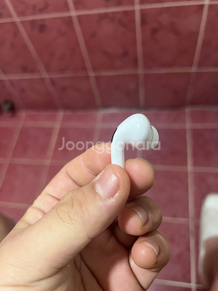 에어팟 프로 2세대 팝니당 17만원 네고 가능--5