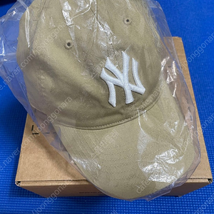 MLB 엠엘비 N-COVER 언스트럭쳐 볼캡 NY 뉴욕 (Beige, 베이지) 택포 1.8만원