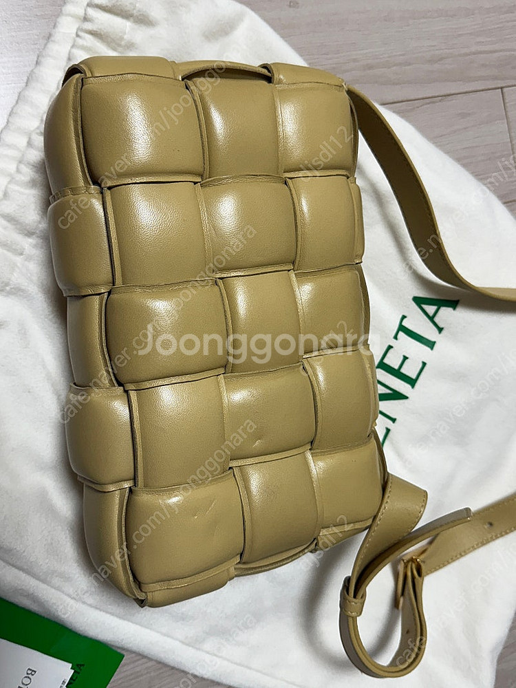 보테가베네타 패티드 카세트백 포리지색 판매--1