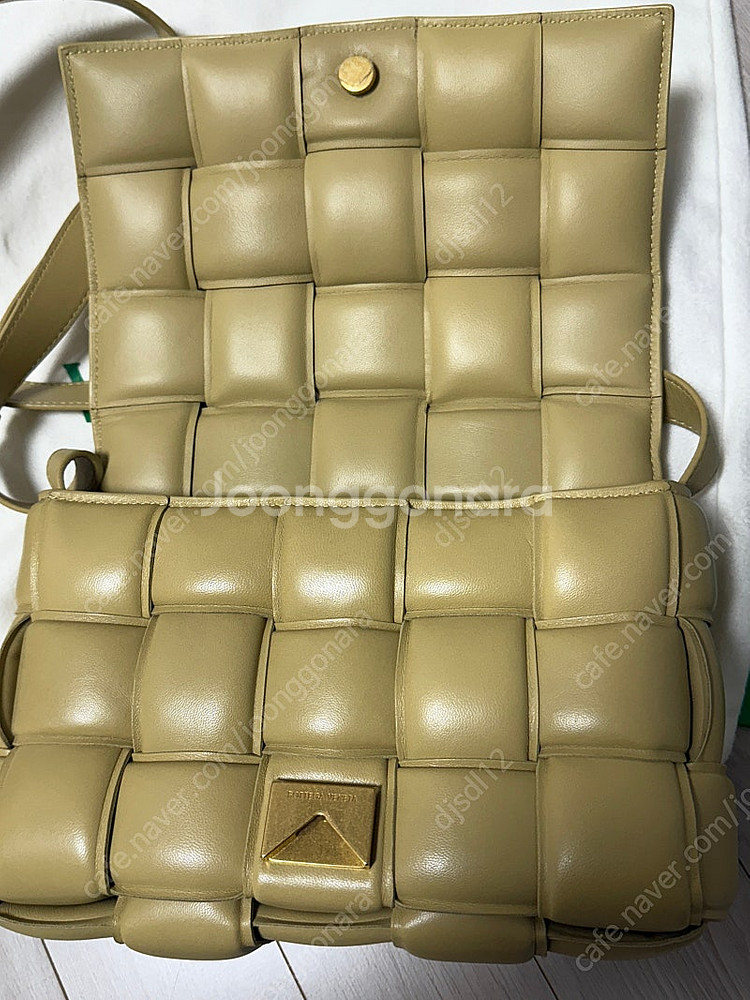 보테가베네타 패티드 카세트백 포리지색 판매--2