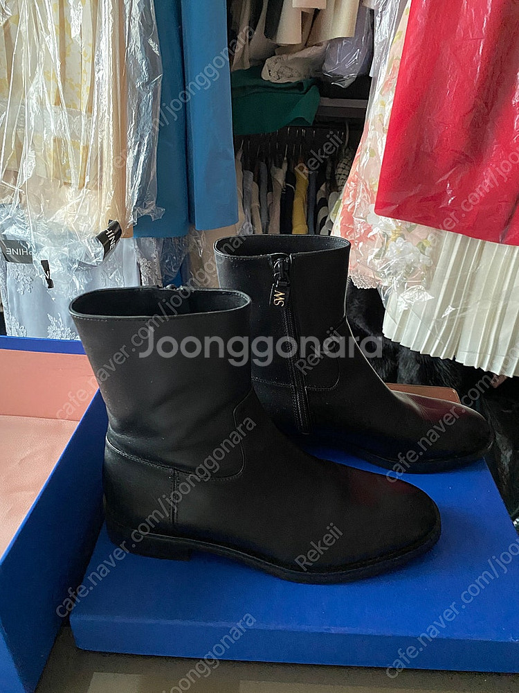 스튜어트와이츠먼 가죽 앵클 부츠--2