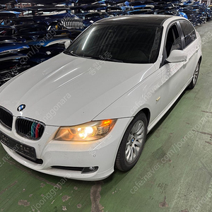 BMW E90 흰색 320i 후기형 부품차 각개합니다 뒷범퍼,FRM,데후,휀다,문짝,전판넬,범퍼레일,후미등,테일램프,내장재,도어트림,오디오,공조기,컵홀더,트렁크,사이드미러