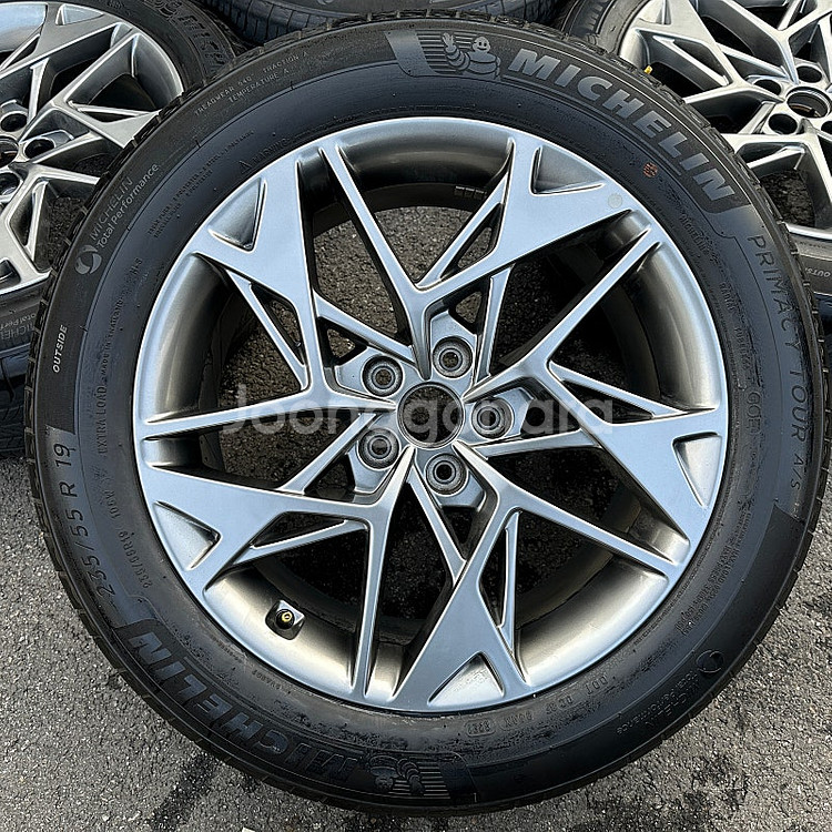 제네시스 GV70 19인치 순정 중고 휠타이어 팔아요 235 55 19--1