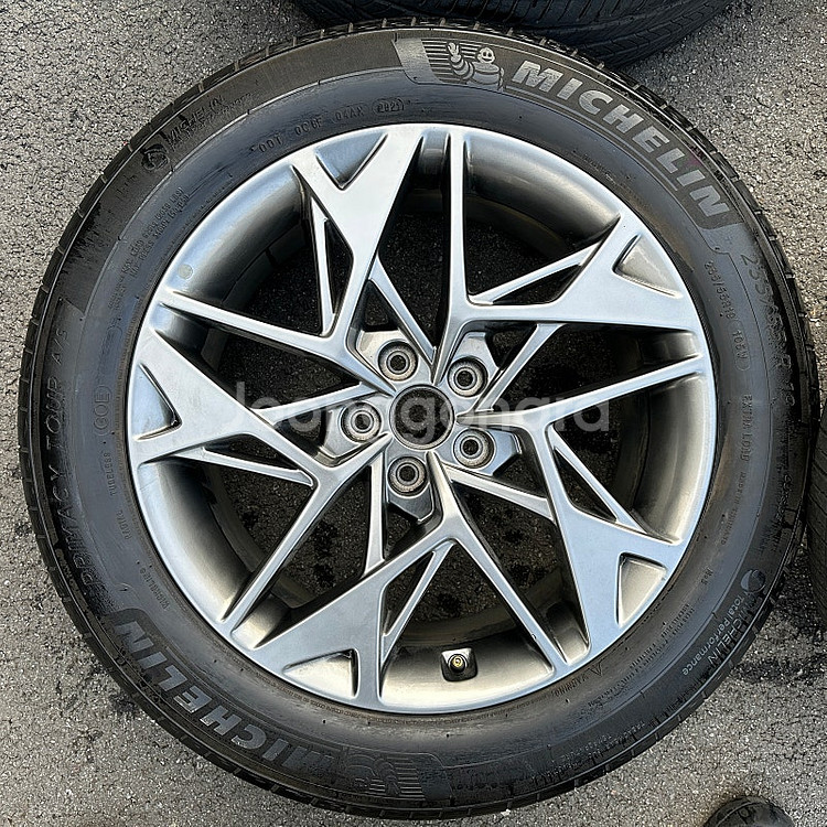 제네시스 GV70 19인치 순정 중고 휠타이어 팔아요 235 55 19--2