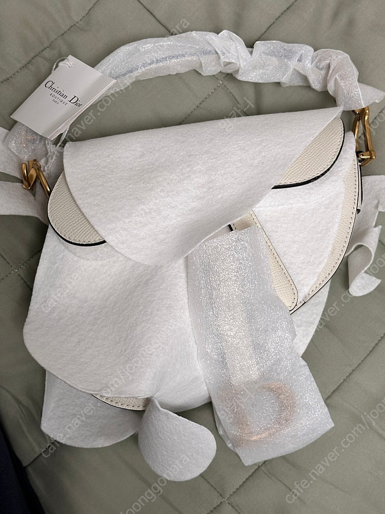 디올 미니 새들백 그레인드 카프스킨 라떼 새상품 판매합니다.--1