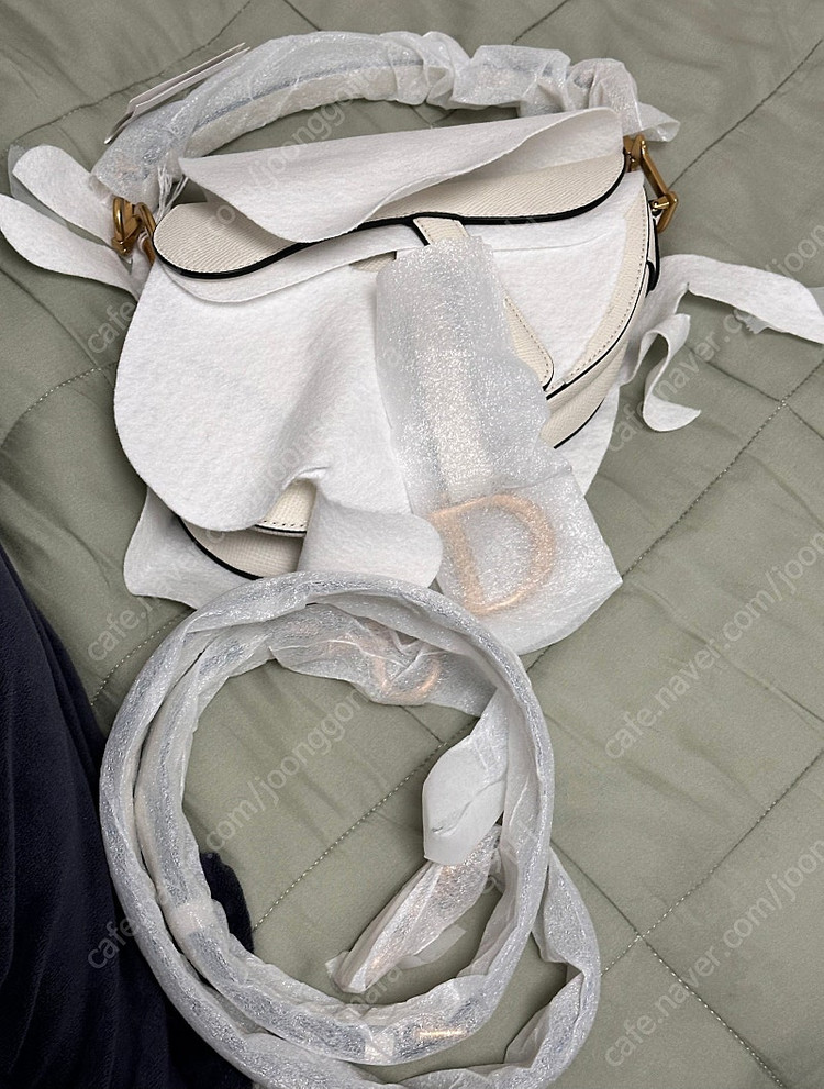 디올 미니 새들백 그레인드 카프스킨 라떼 새상품 판매합니다.--2