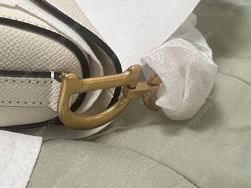 디올 미니 새들백 그레인드 카프스킨 라떼 새상품 판매합니다.--3