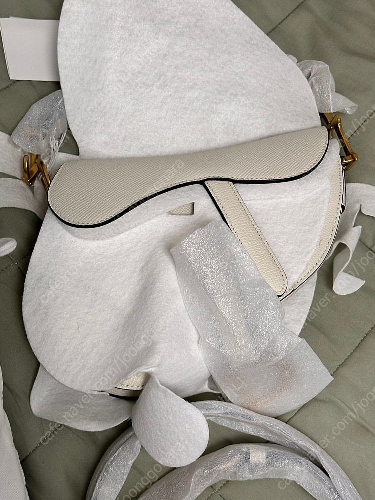 디올 미니 새들백 그레인드 카프스킨 라떼 새상품 판매합니다.--4