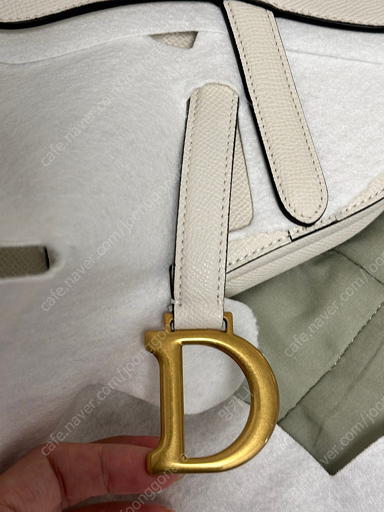 디올 미니 새들백 그레인드 카프스킨 라떼 새상품 판매합니다.--9