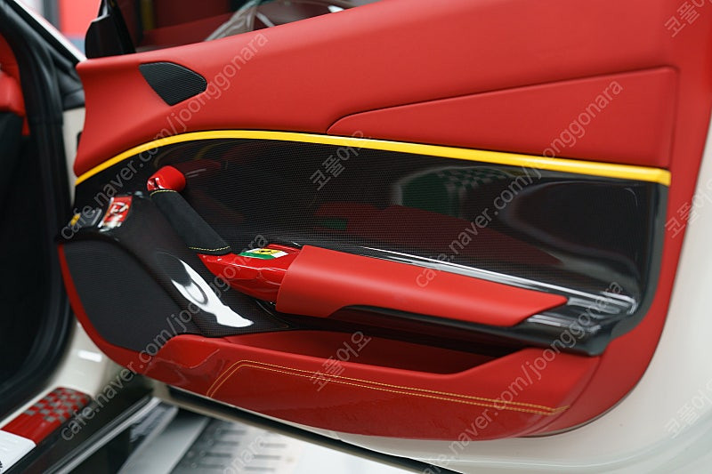 페라리 488 실내 알칸타라 도어트림(좌,우) 판매-350만원 이미지
