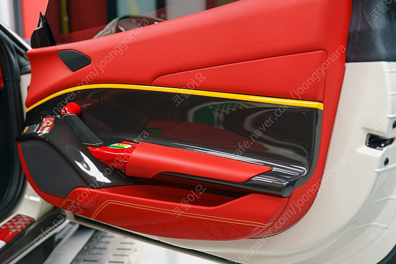 페라리 488 실내 알칸타라 도어트림(좌,우) 판매-350만원 이미지