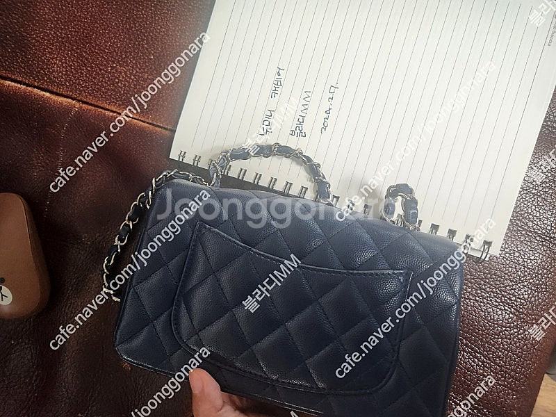 샤넬 뉴미니 캐비어 네이비 24번대 은장 360만원--4