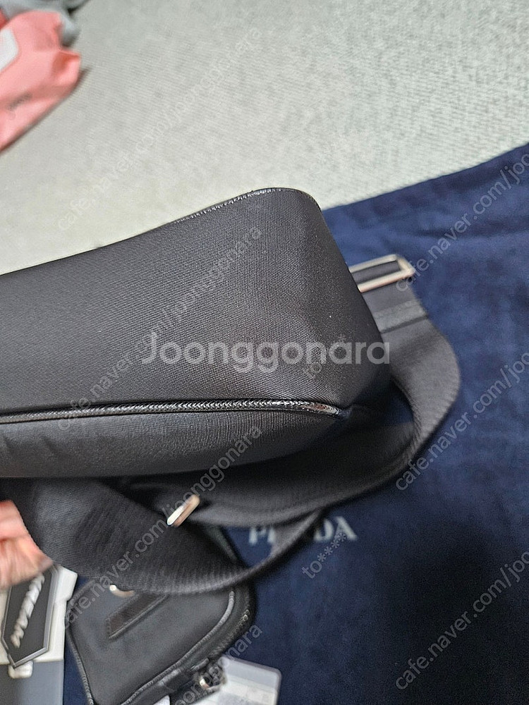 프라다 리나일론 사피아노 레더 숄더백 팝니다--8