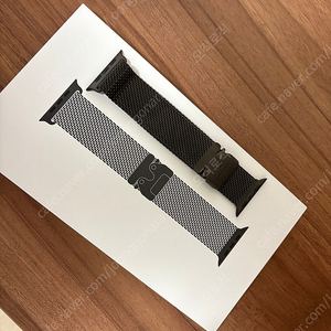 애플워치 티타늄 밀레니즈루프 블랙 49mm M사이즈 판매합니다.