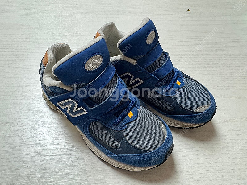 뉴발란스 키즈 운동화 2002r--1