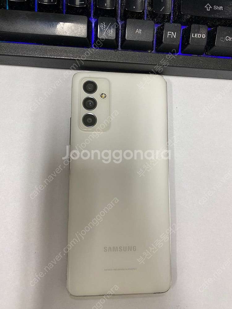 195522 SK 갤럭시퀀텀2 화이트 외관깨끗 128G...--0