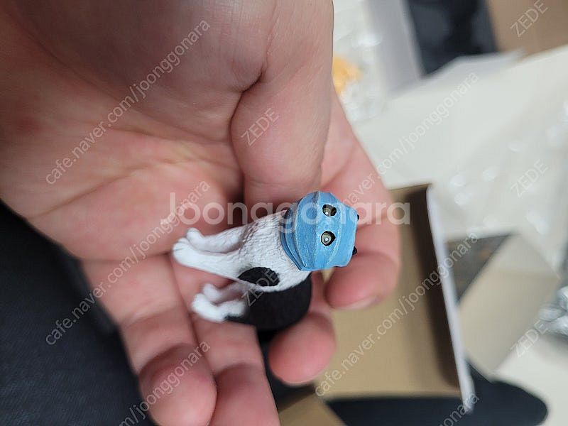 원반맞는개, 마스크쓴 고양이 피규어 팝니다--0