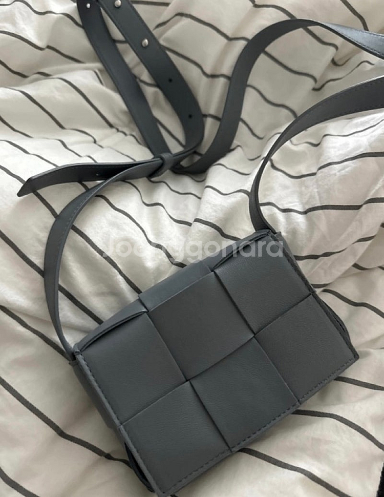 보테가베네타 미니카세트백(그레이)--2