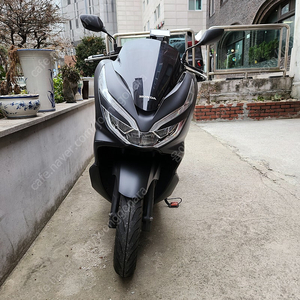 19년식 pcx 판매합니다(10,000km 사용 소폭 상승중, 상태 깨끗함)