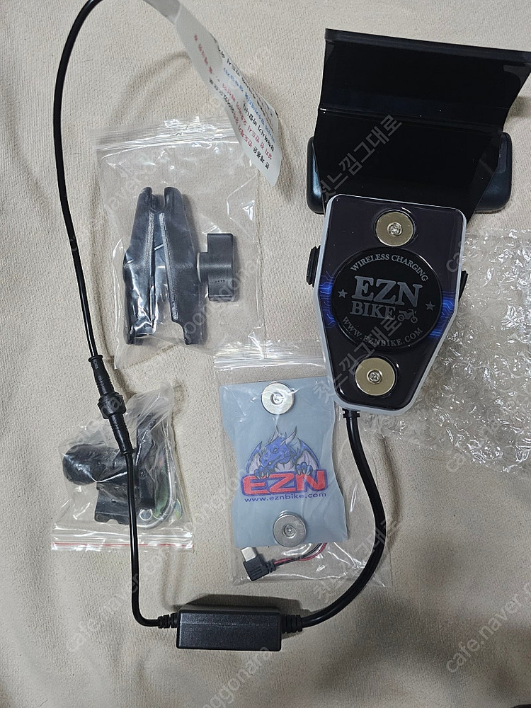 EZN유,무선 자석충전거치대 팝니다HW-03--1