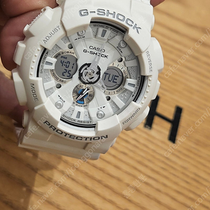 지샥 빅페이스 화이트 GA-120A G-SHOCK 판매 합니다.